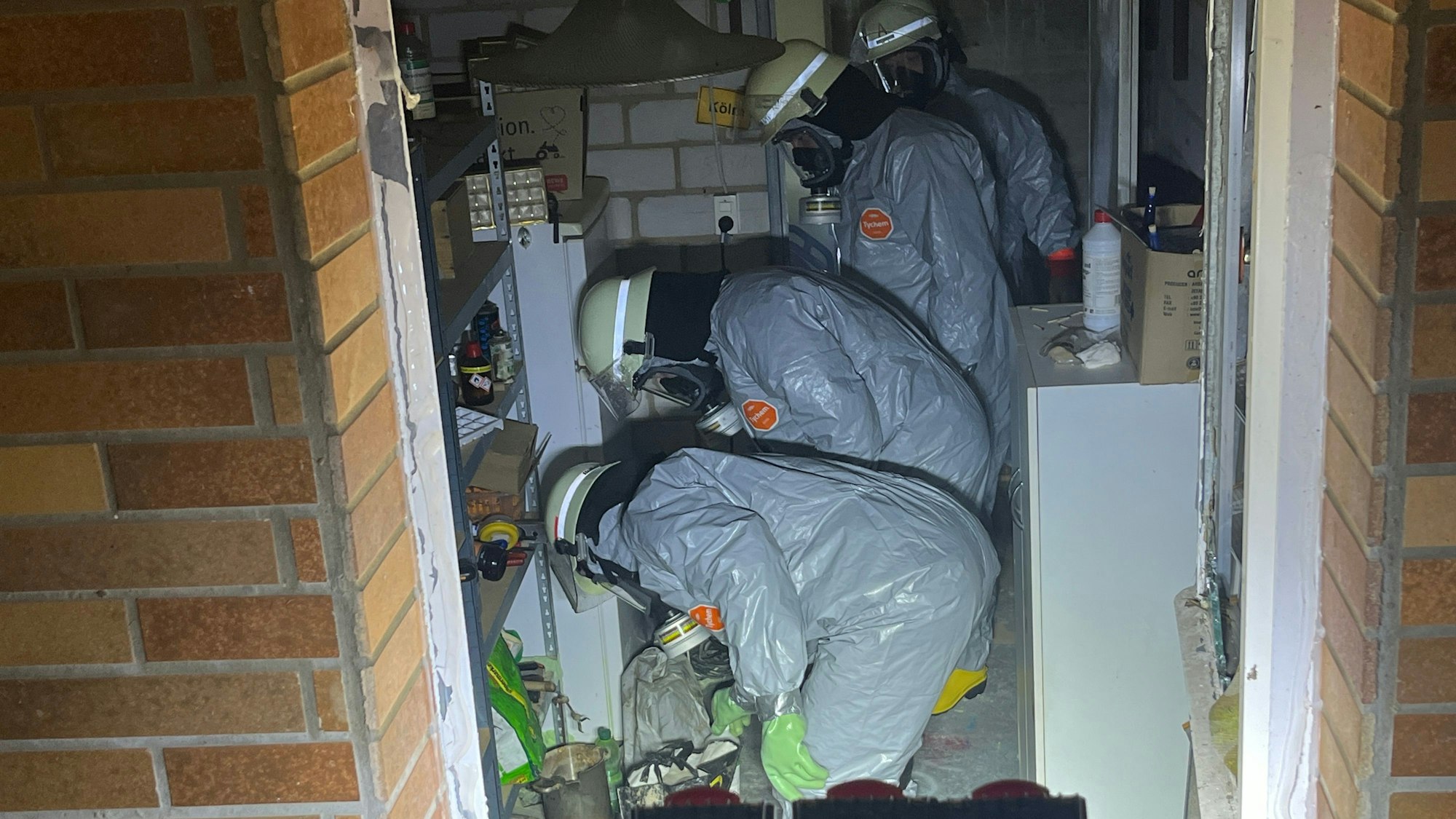 Feuerwehrleute räumten in Einmalanzüge gekleidet den Kellerraum aus und entdeckten Sprengstoff.