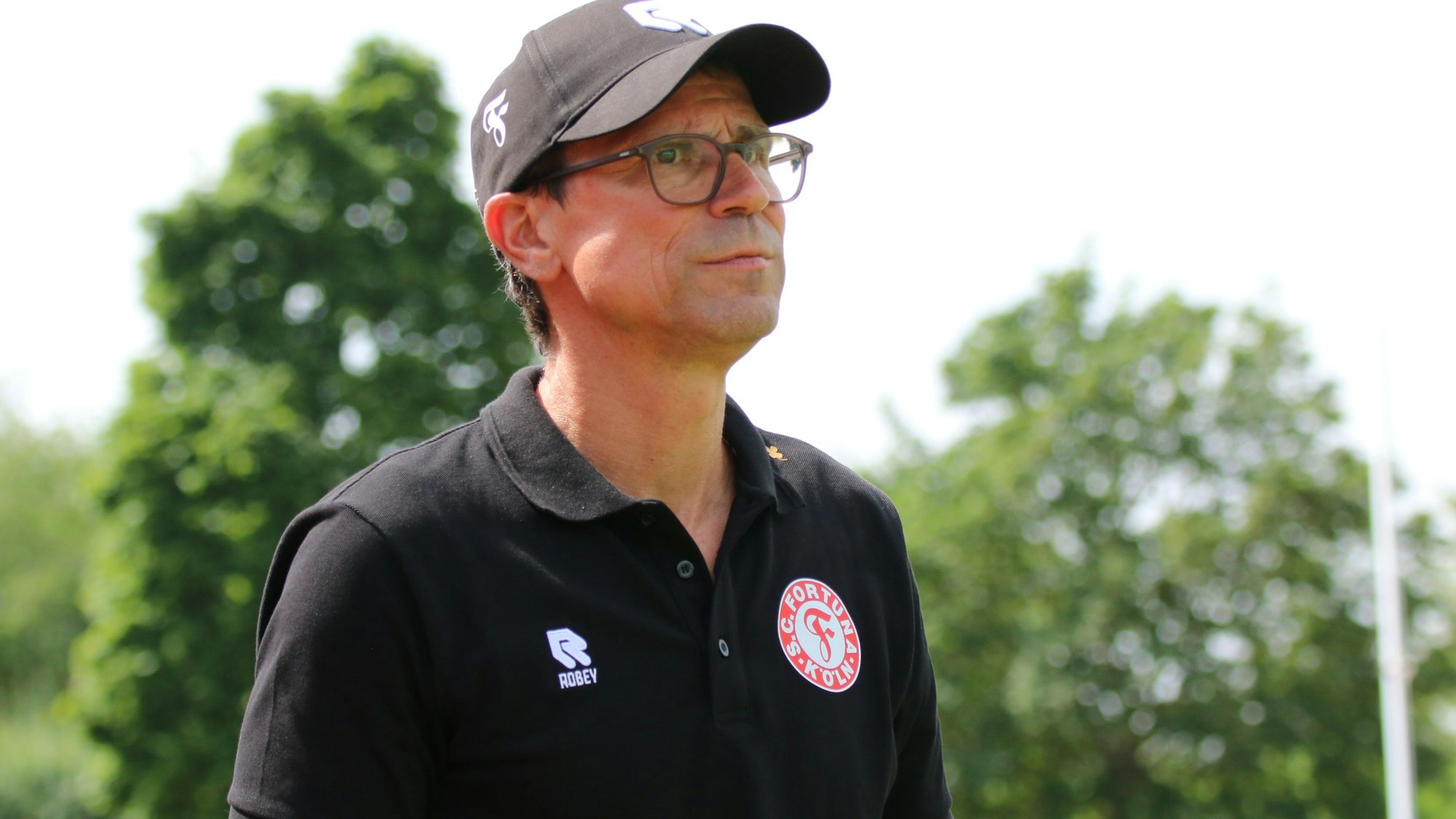 Fortuna-Coach Matthias Mink trägt Mütze.