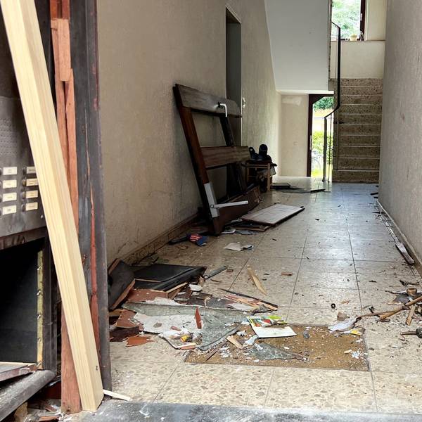 Blick in einen Hausflur mit vielen Trümmern