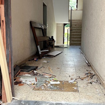 Blick in einen Hausflur mit vielen Trümmern