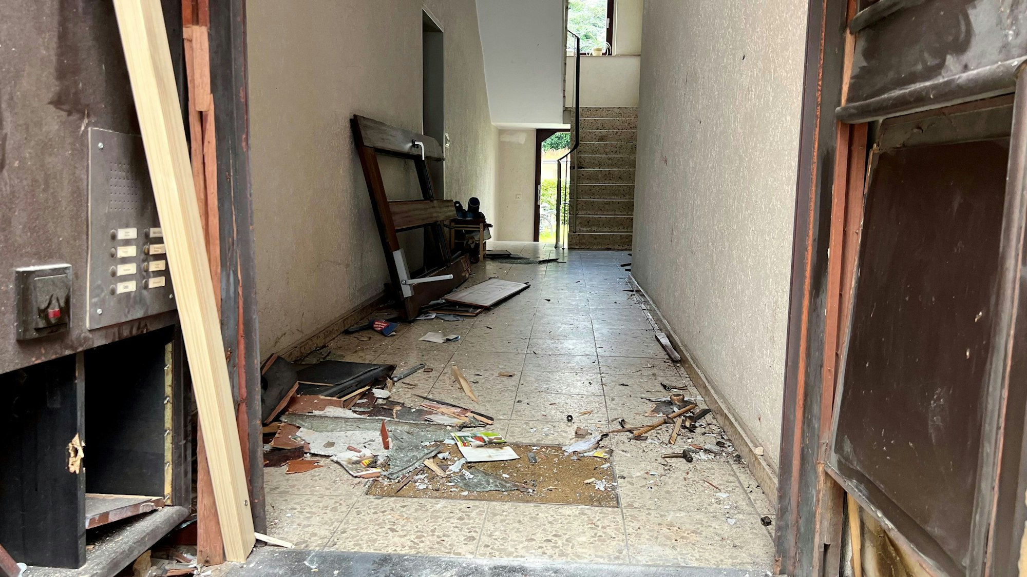 So sah der Hausflur an der Wichheimer Straße am Sonntagmittag aus.