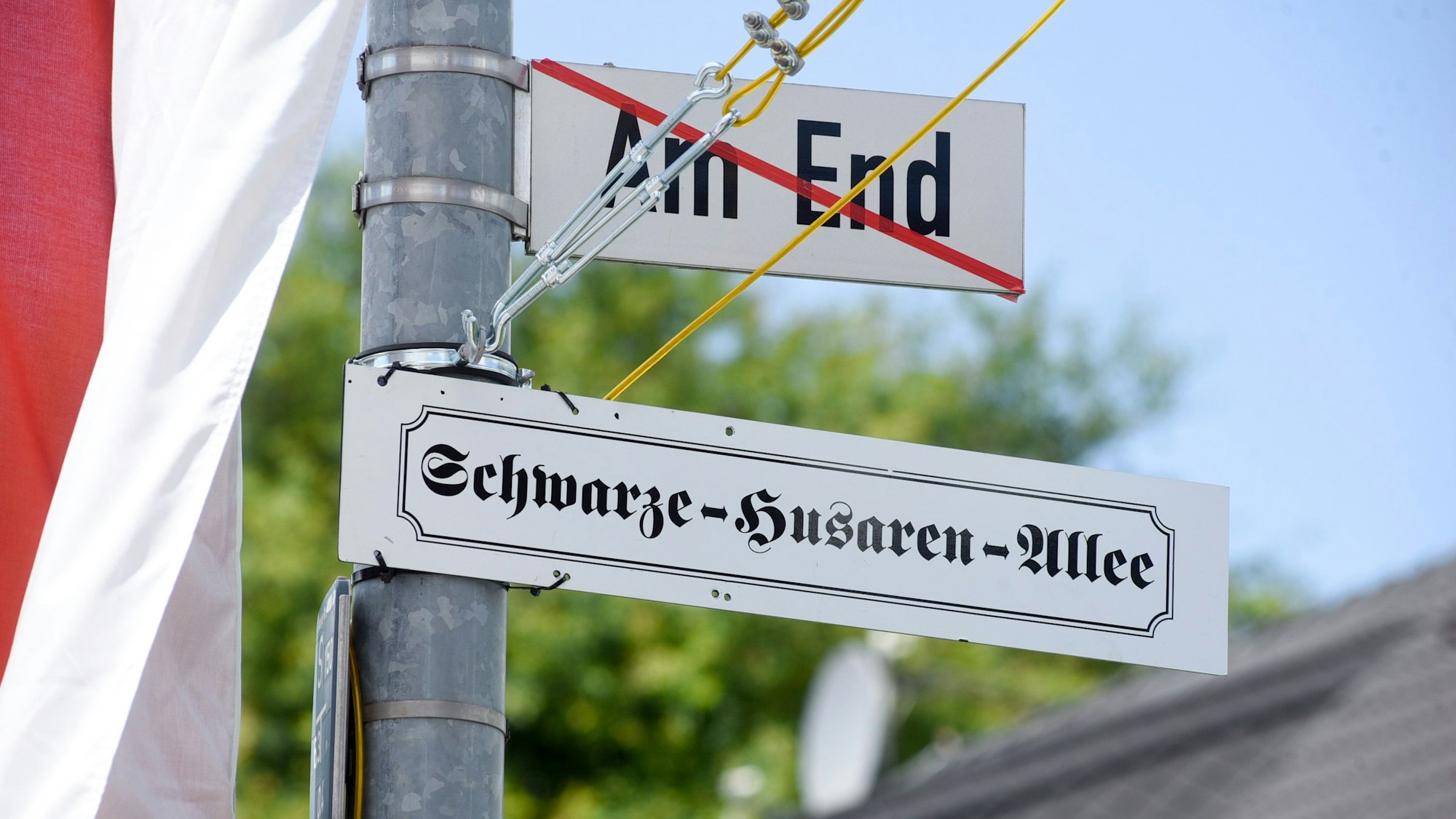 Auf dem Bild ist ein geändertes Straßenschild zu sehen.