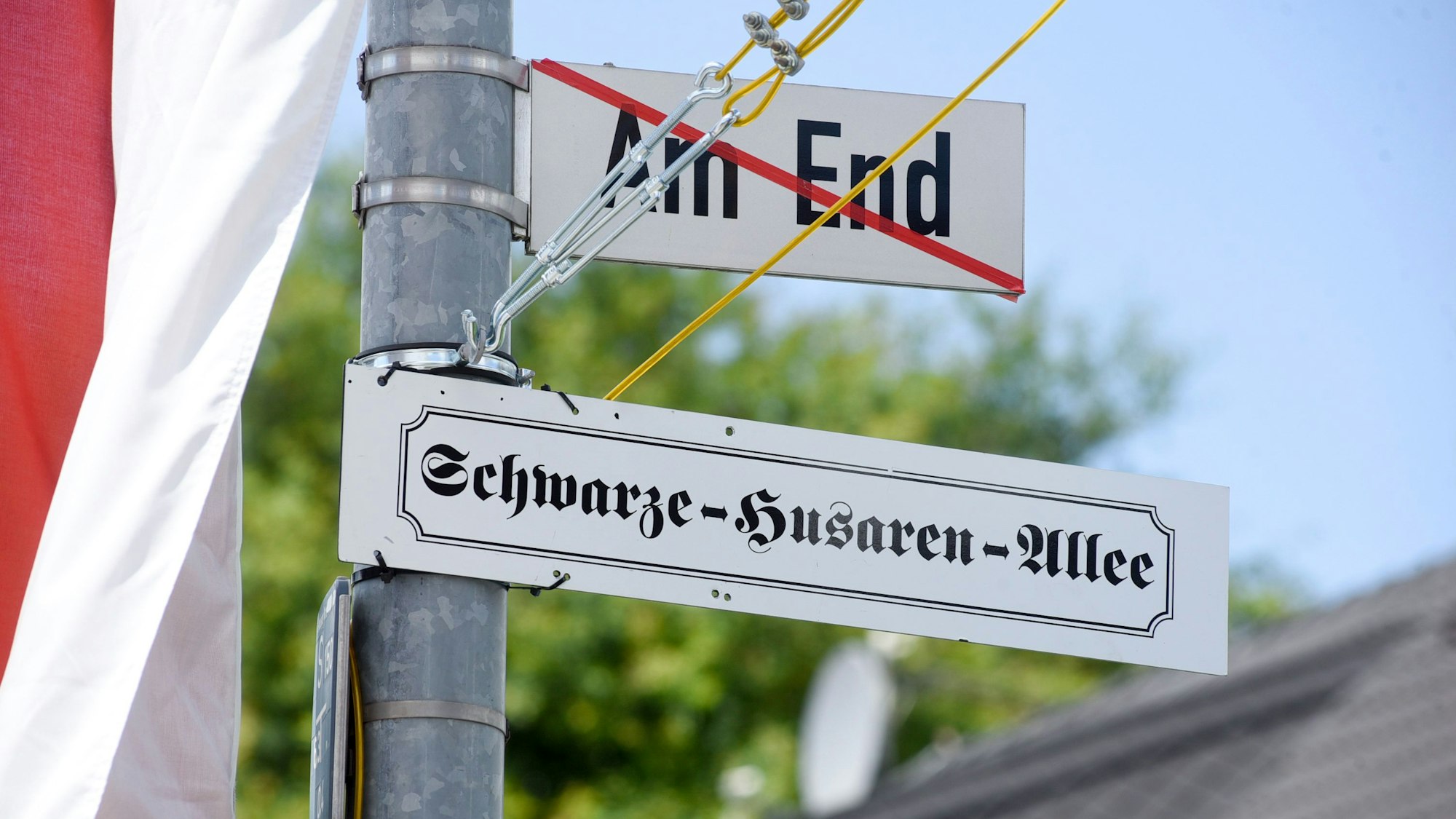 Auf dem Bild ist ein geändertes Straßenschild zu sehen.
