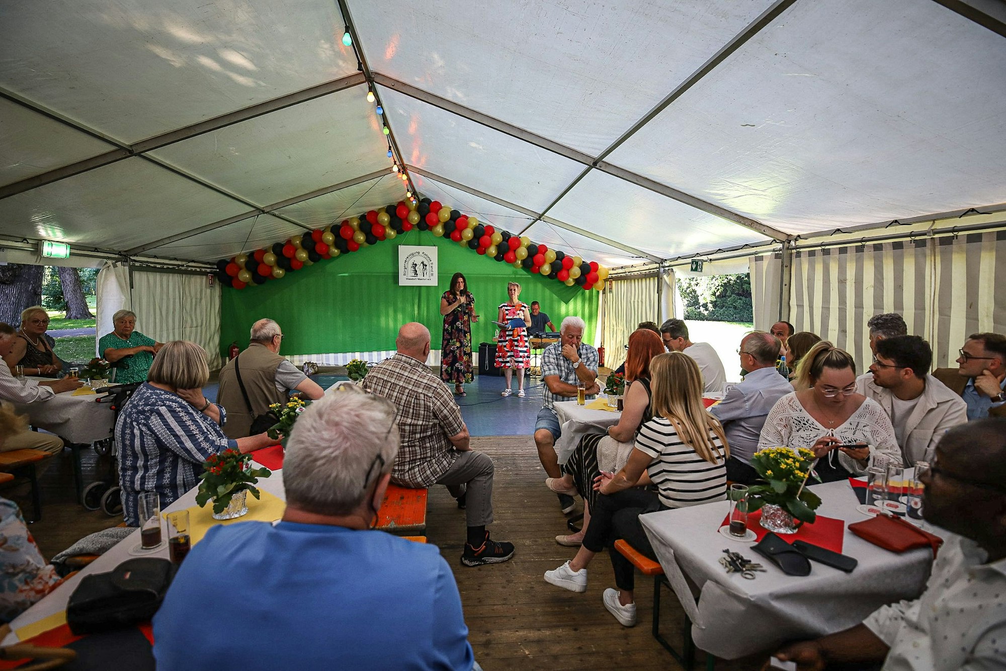 Im Zelt beim Koloniefest