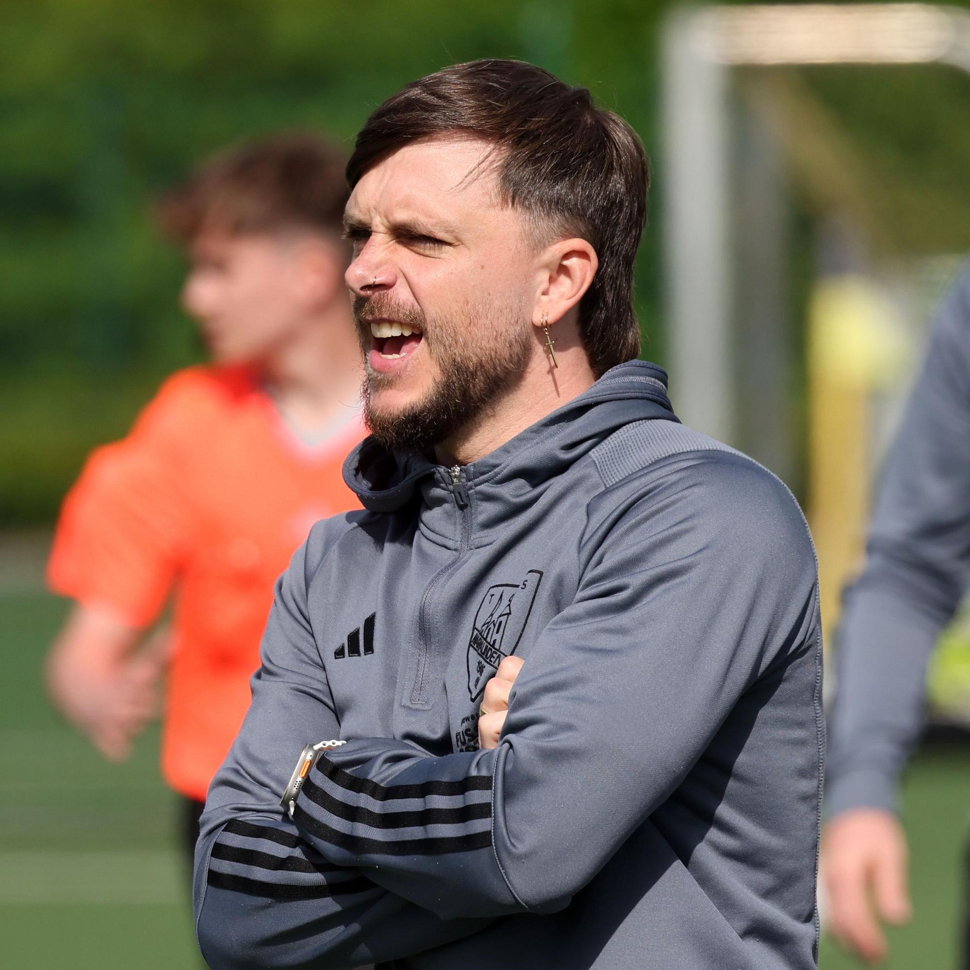 TuS-Trainer Sascha Zinken im grauen Trainingsanzug