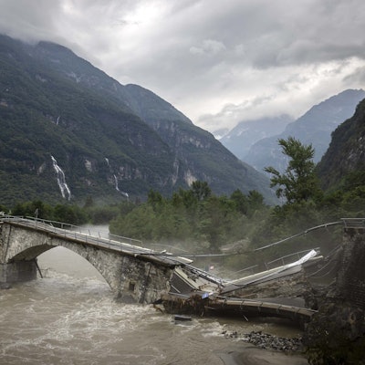 Schweiz, Visletto: Ein Blick auf eine Brücke, die bei dem Unwetter in der Nacht eingestürzt ist.