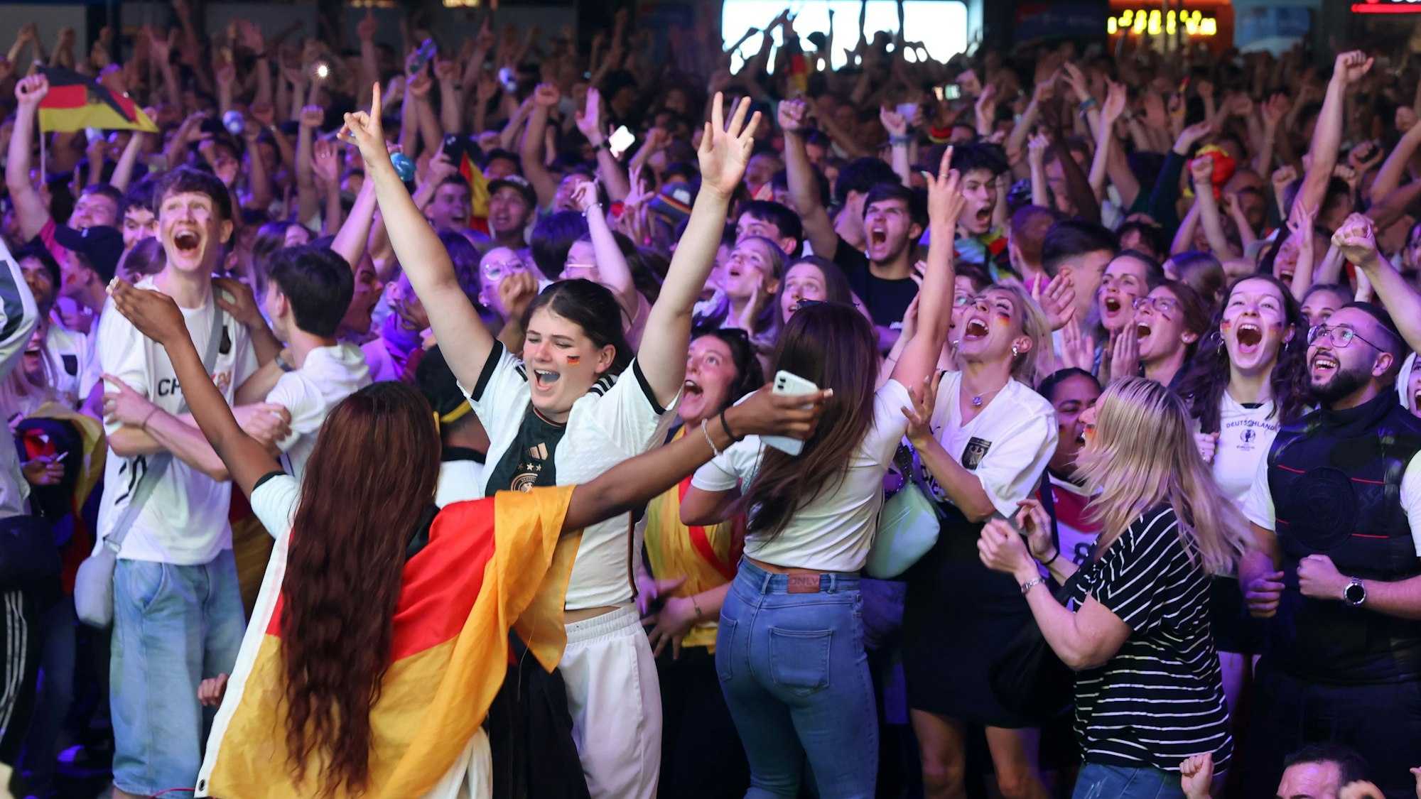 Jubel über den deutschen Sieg am Kölner Heumarkt