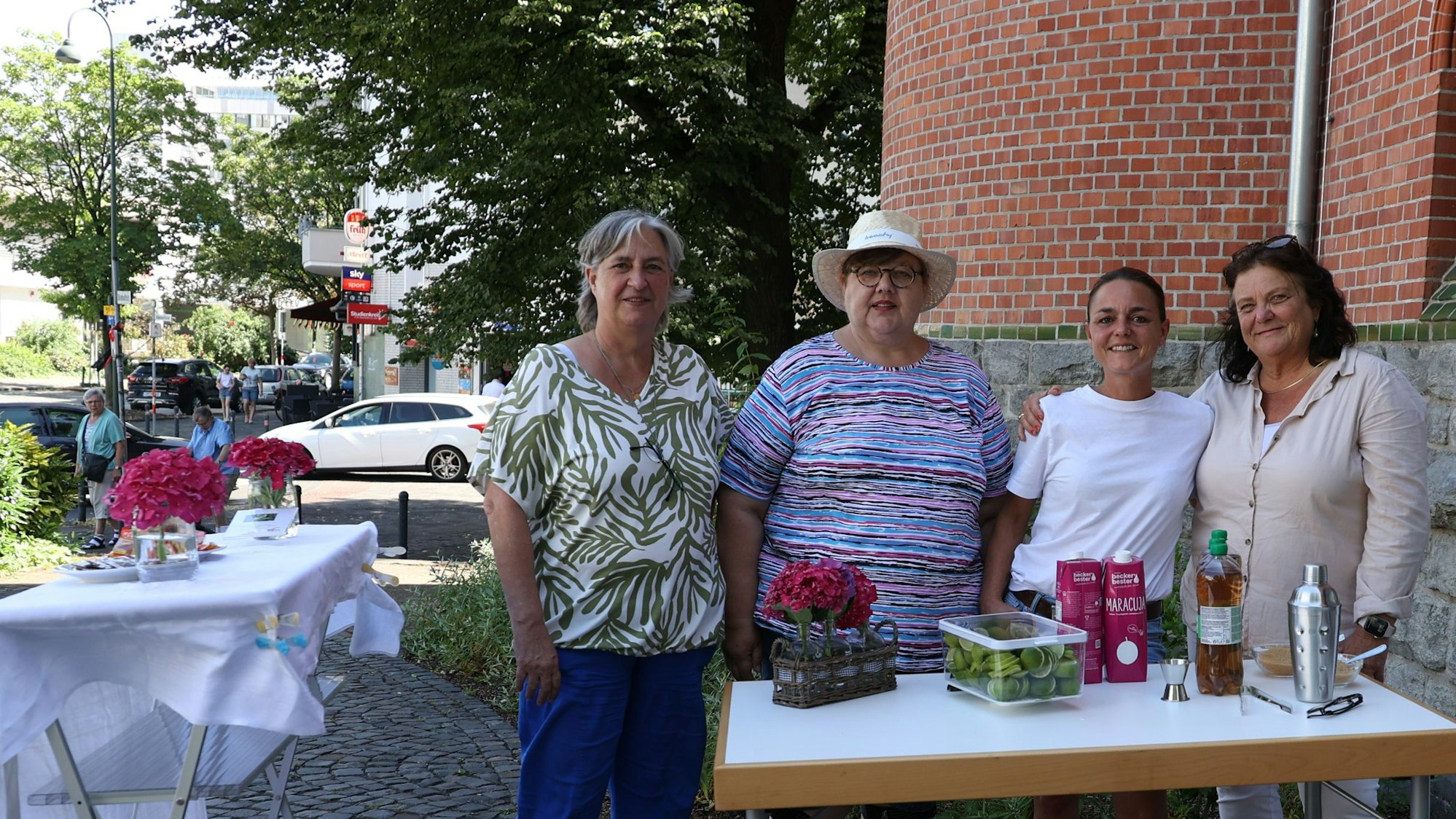 Barbara Nengelken, Veronika Kuffner, Nadine Czyrnik und Jutta Böbersen-Zinßer stehen vor der Christuskirche. Sie werben für die Arbeit in einer der Offenen Ganztagsschulen im Kirchenkreis Leverkusen