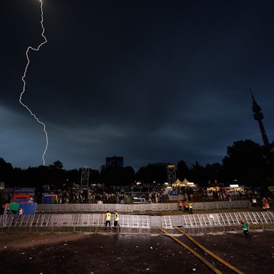 Dortmund: Blitz am Himmel über der Fanzone am 29. Juni. Schwere Gewitter sind am Samstagabend und in der Nacht zu Sonntag über Deutschlands Westen gezogen.
