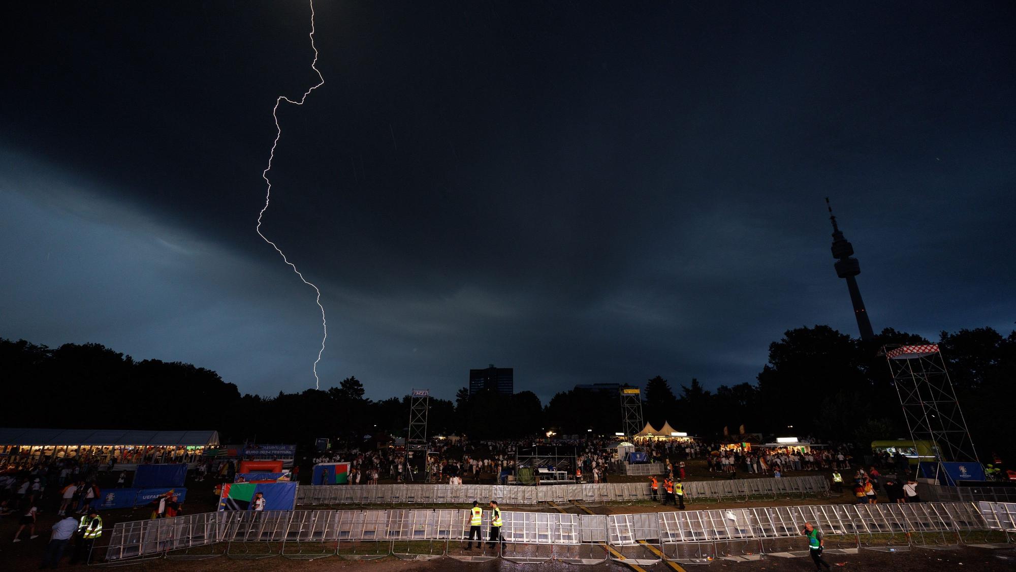 Dortmund: Blitz am Himmel über der Fanzone am 29. Juni. Schwere Gewitter sind am Samstagabend und in der Nacht zu Sonntag über Deutschlands Westen gezogen.