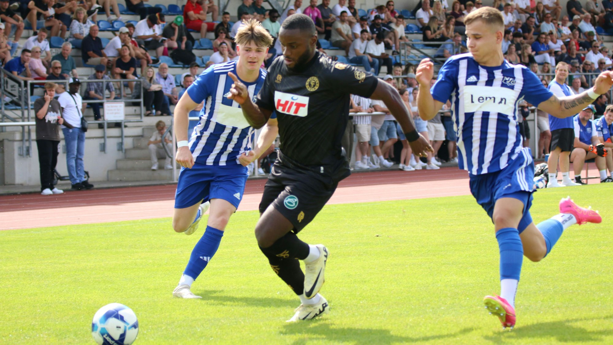 29.06.2024 Mit einer perfekten Grätsche stoppt Timo Quast (r.) gleich den Angriff der Fortuna.