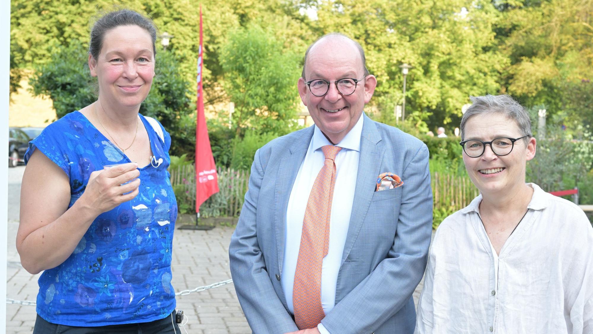 Dichterin Monika Rinck, Kurator Denis Scheck und Moderatorin Sabine Küchler bei der Auftaktveranstaltung „Literatur am Dom“.