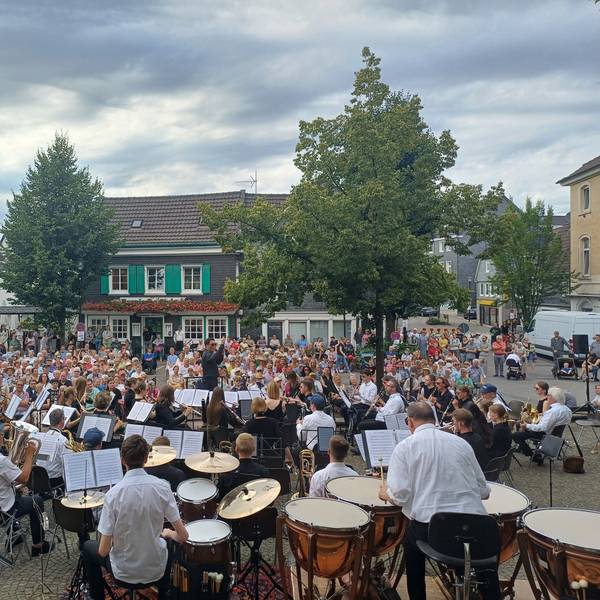 Der Nachwuchs des Orchestervereins Hilgen eröffnet die Sommerserenade in der Burscheider Kirchenkurve