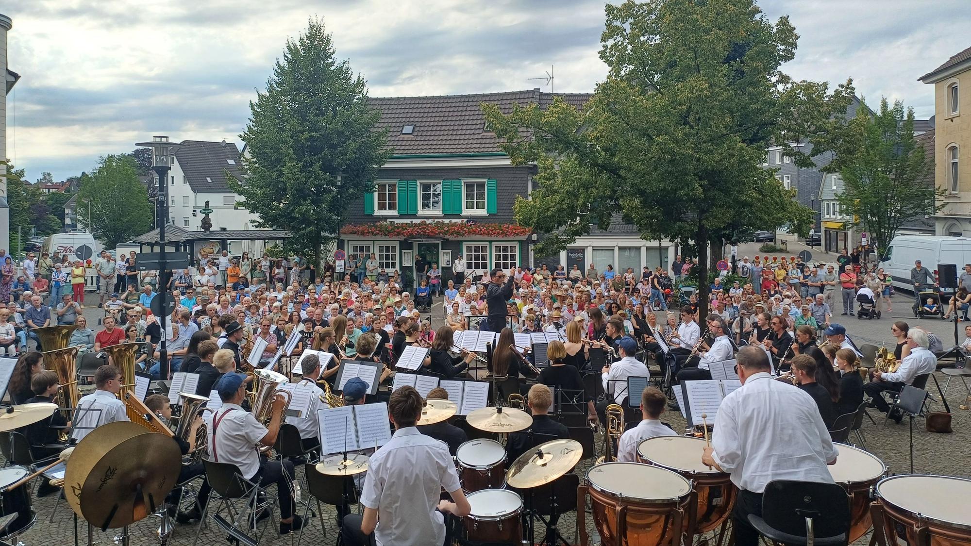 Der Nachwuchs des Orchestervereins Hilgen eröffnet die Sommerserenade in der Burscheider Kirchenkurve