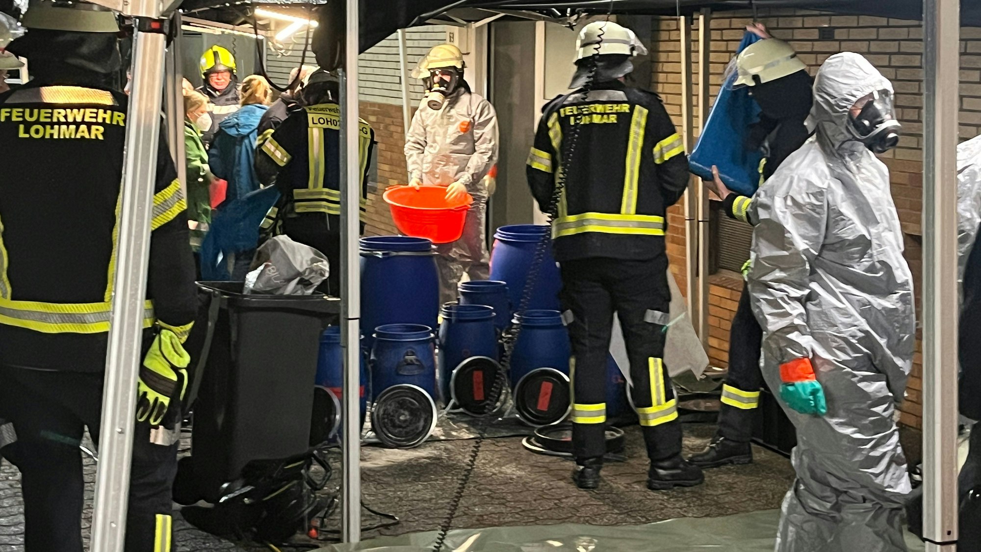 Die Einsatzkräfte brachten die Kanister nach oben, LKA-Spezialisten und die Analytische Task force bewerteten sie, bevor die Kriminalpolizei sie registrierte.