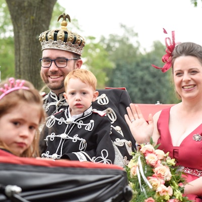 Auf dem Bild ist das Königspaar der Sebastianer zu sehen.