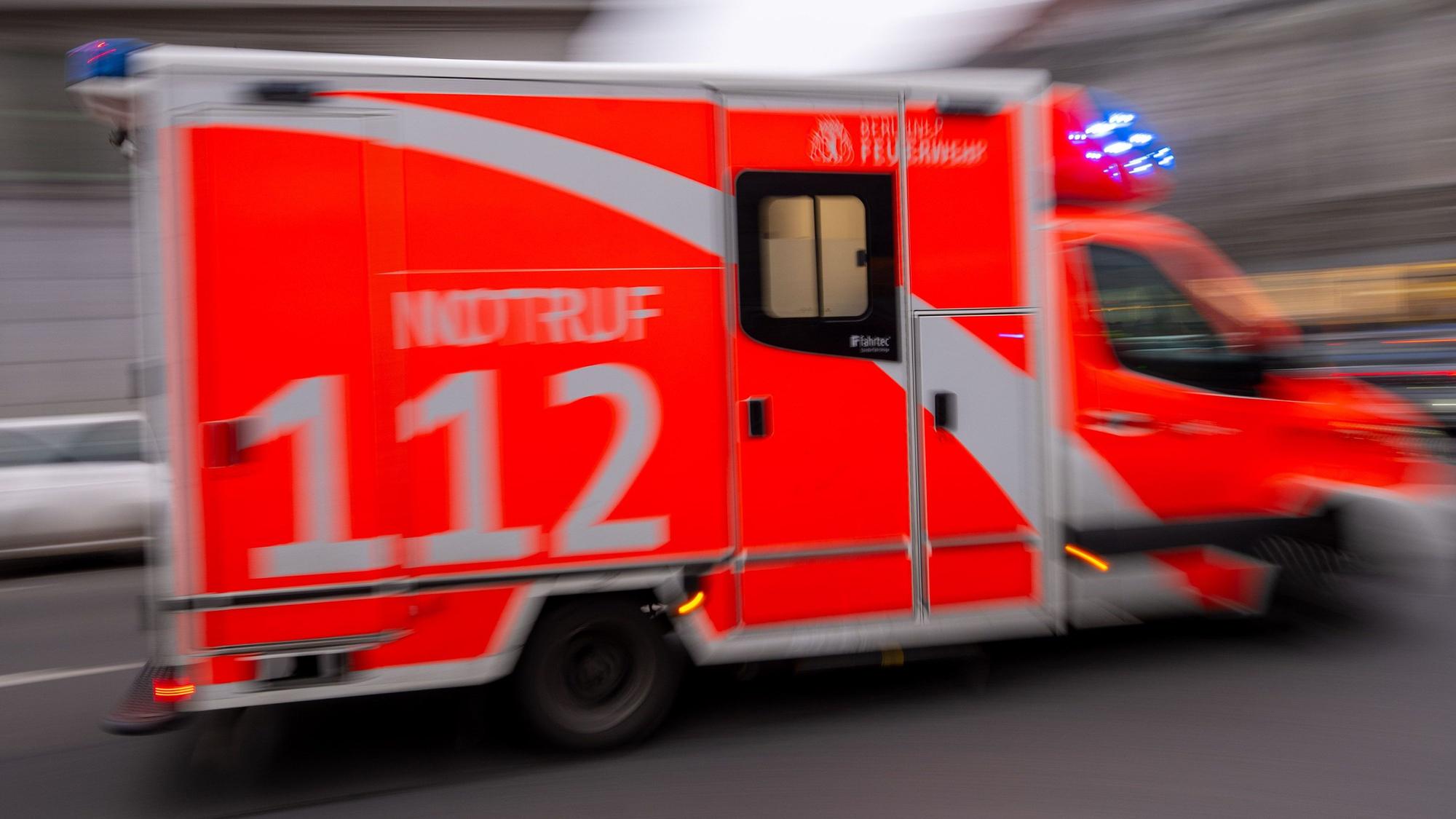 Das Symbolbild zeigt einen Rettungswagen, der mit deutlicher Bewegungsunschärfe fotografiert wurde.