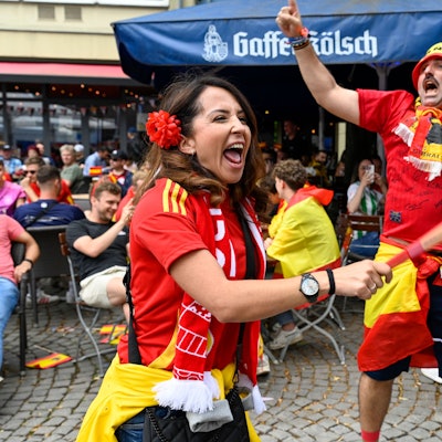 Spanische Fans jubeln in Köln vor einem Brauhaus.