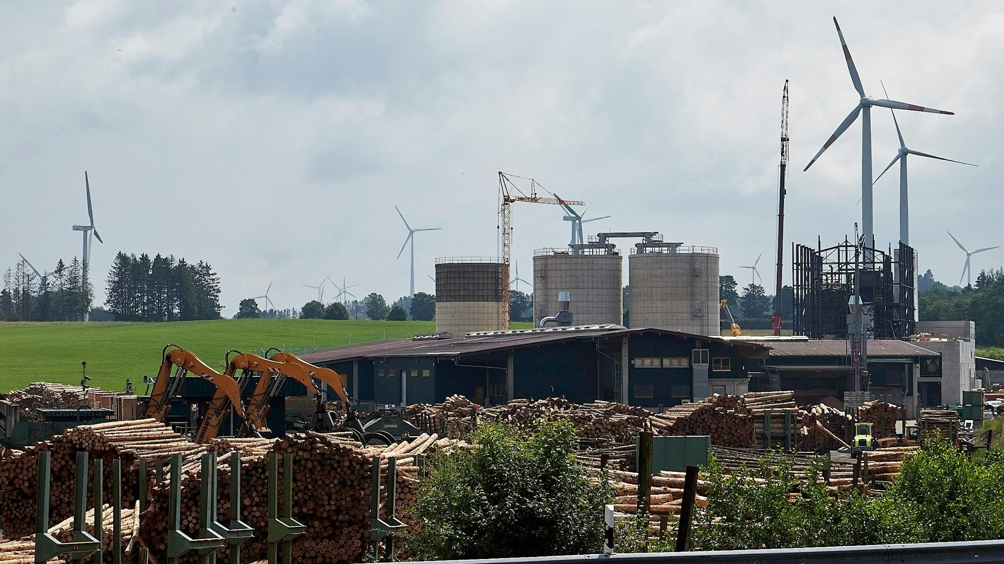 Großsilos und Werkhallen entstehen neben den Hallen, in denen das Sägewerk untergebracht ist.