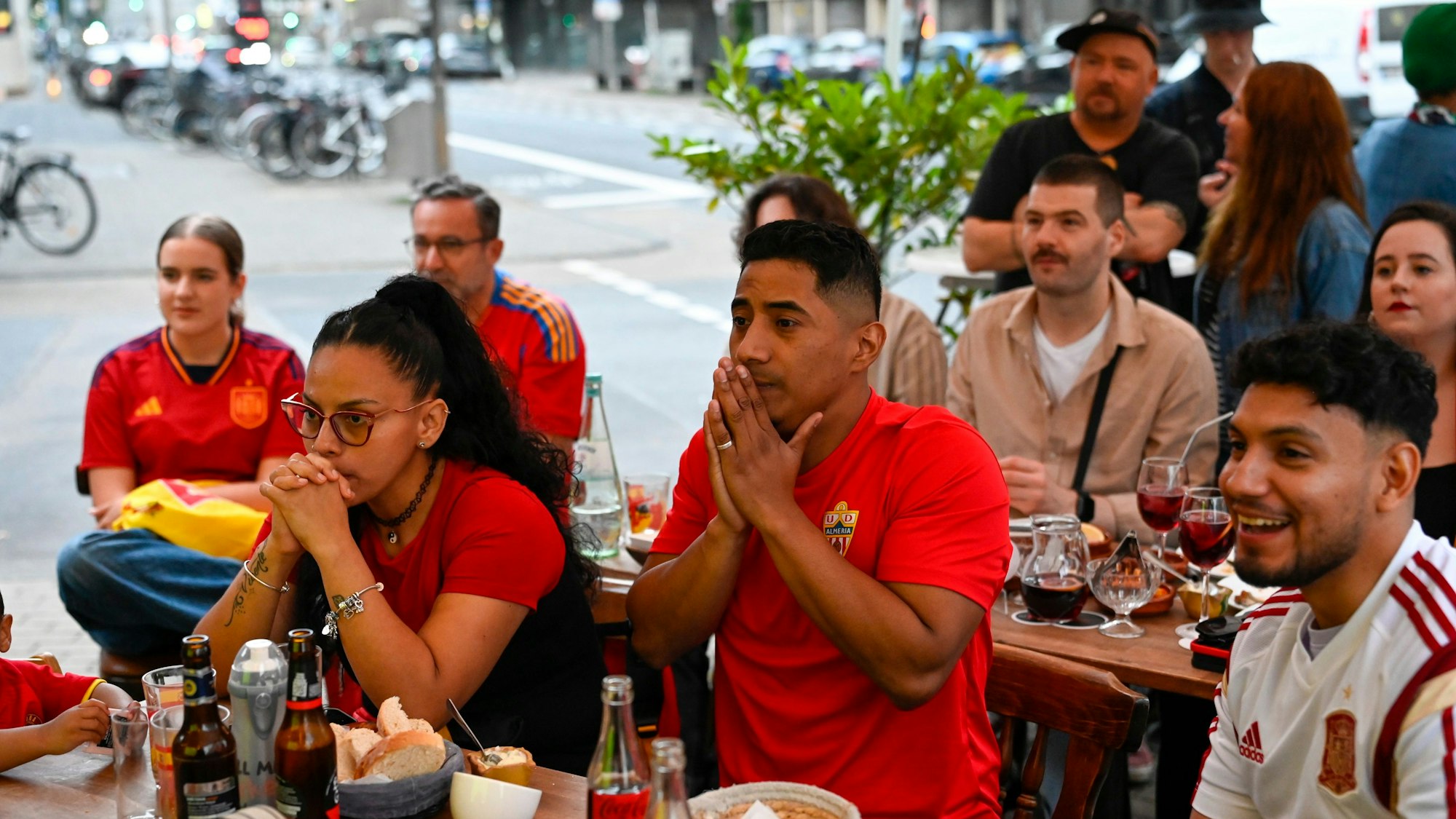 Das Foto zeigt Menschen in spanischen Trikots mit angespannten Gesichtern.