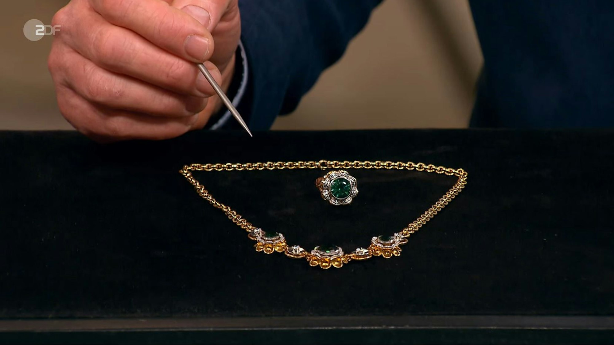Das Collier aus Grevenbroich bei der Expertise von „Bares für Rares“.