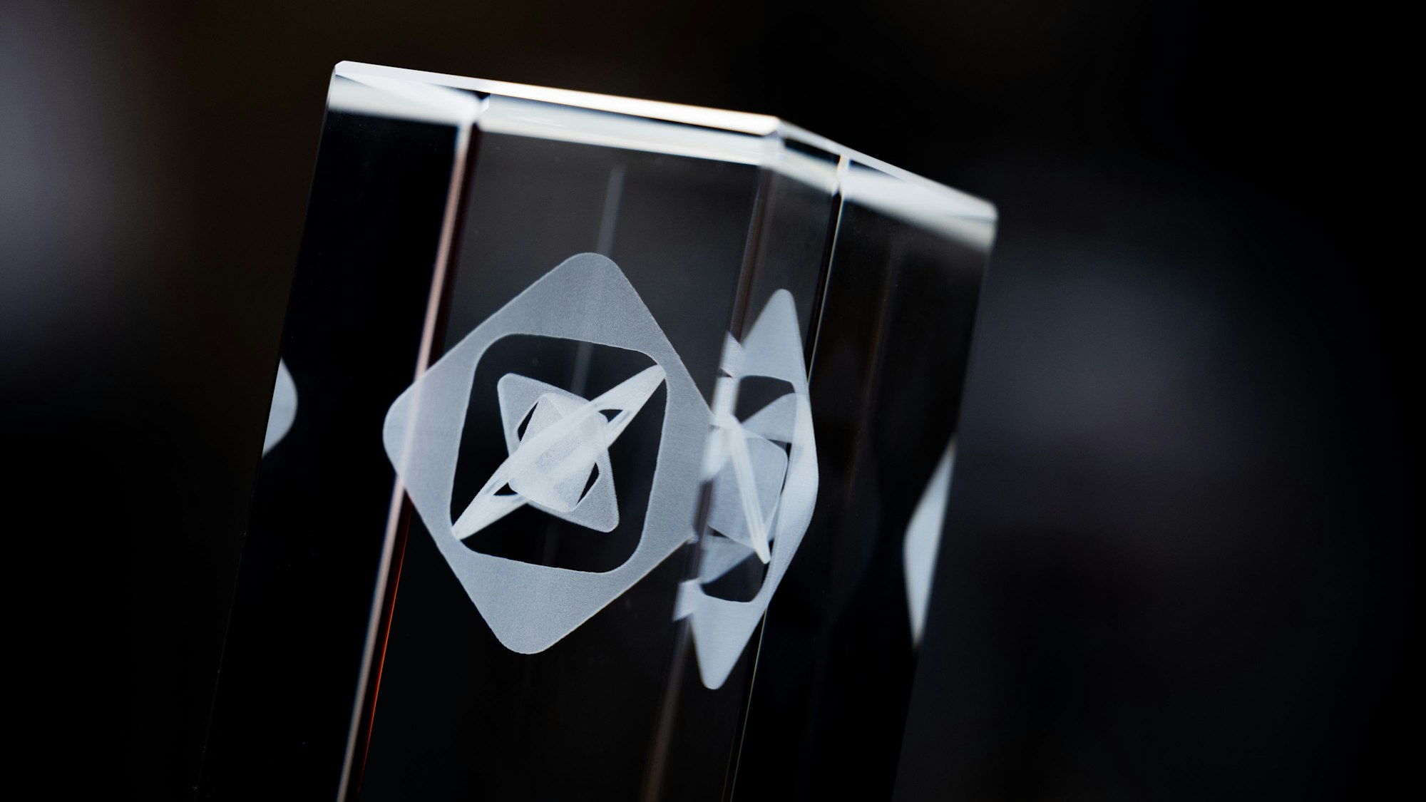 ARCHIV - 17.06.2021, Nordrhein-Westfalen, Köln: Blick auf einen Award bei der Verleihung des Grimme Online Award. (zu dpa «Ringen um Sparmaßnahmen: Grimme Online Award 2024 in Gefahr?») Foto: Rolf Vennenbernd/dpa +++ dpa-Bildfunk +++