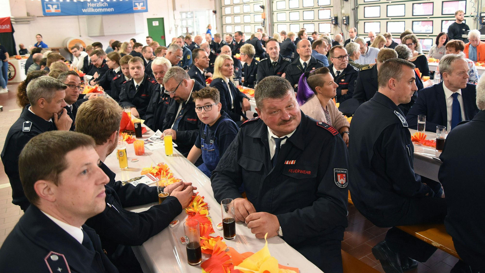 Das Gerätehaus in Wiehl diente der Freiwilligen Feuerwehr am Wochenende als Festsaal.