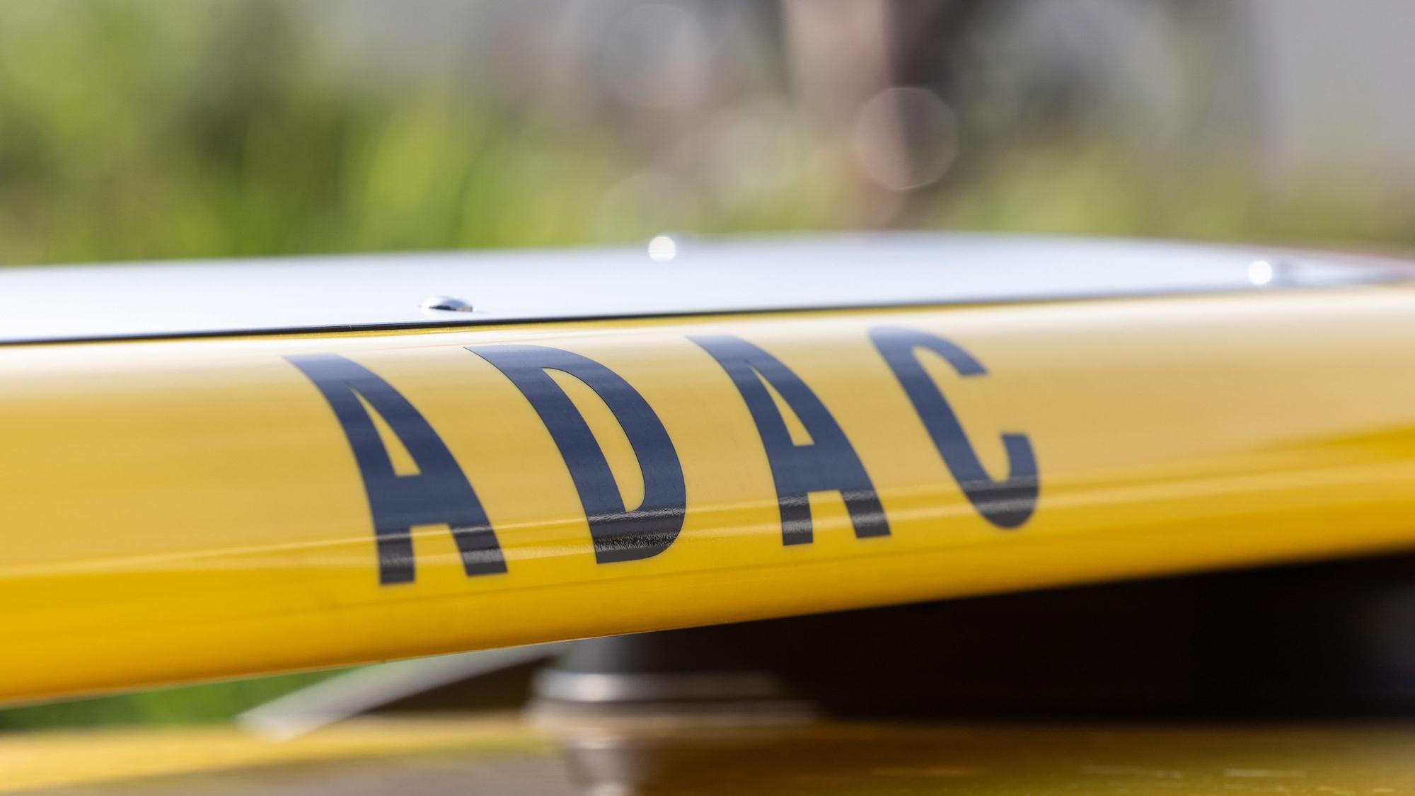 ADAC Schriftzug auf einem Fahrzeug.