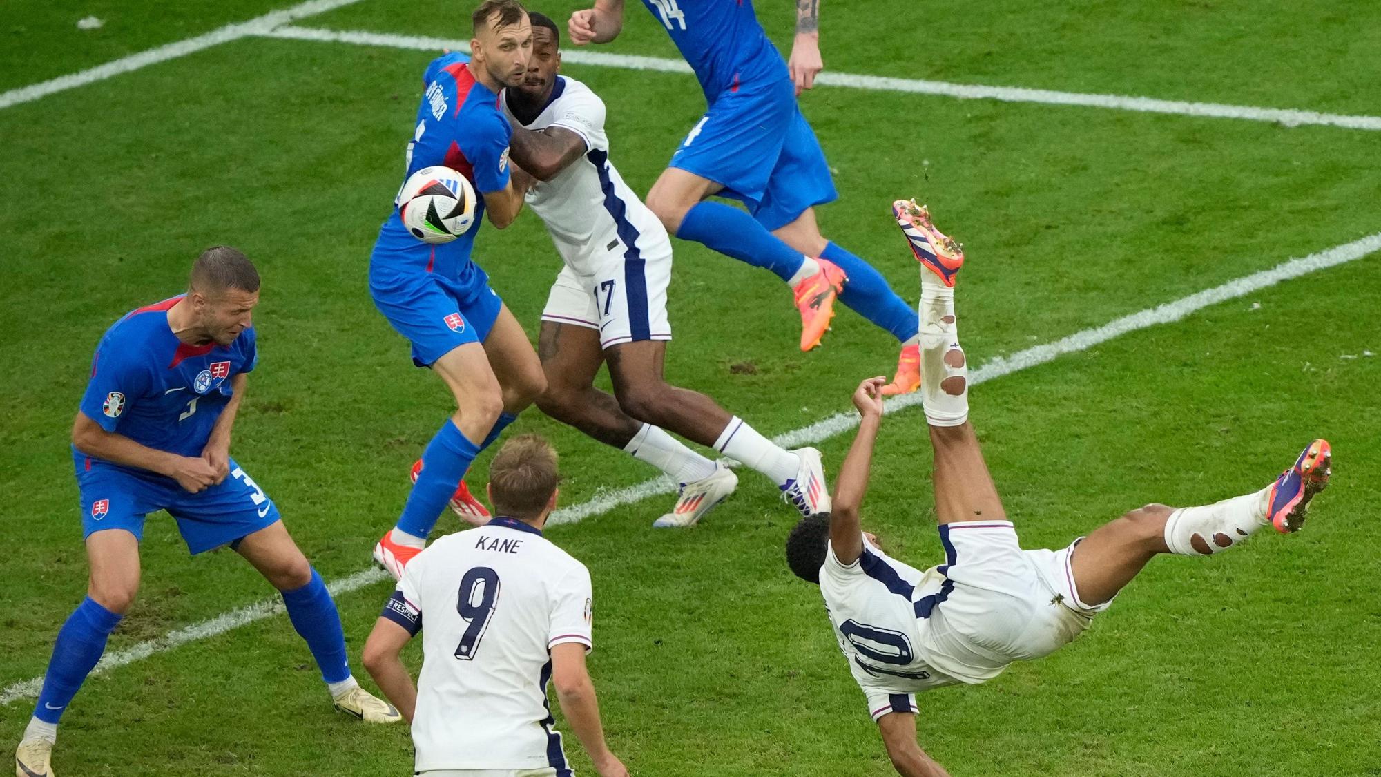 Englandss Jude Bellingham trifft zum 1:1 gegen Slowenien