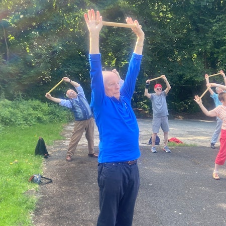 An der Groov treibt die Seniorengruppe jeden Freitag Sport.