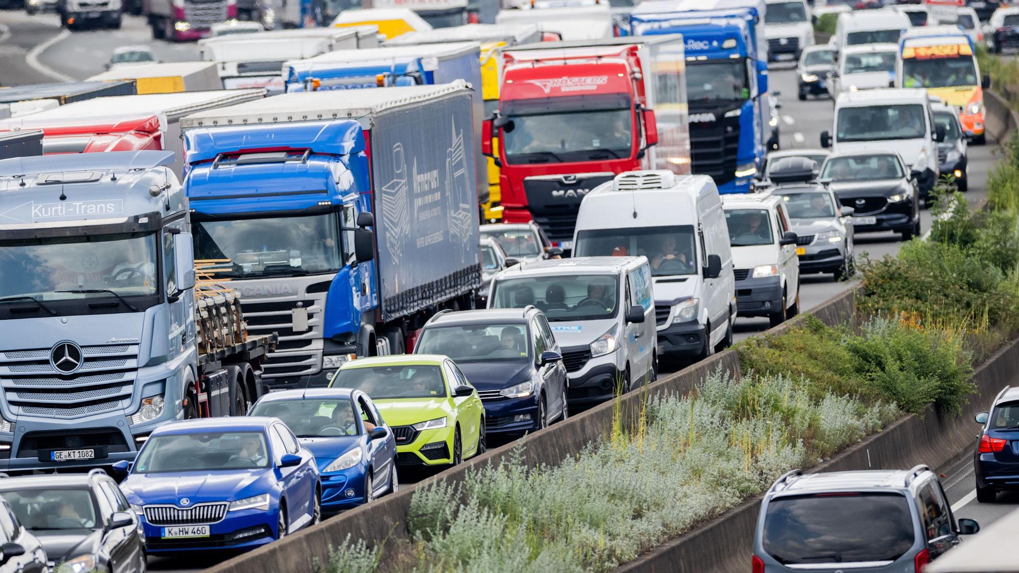 Autos und Lkw stauen sich auf der Autobahn.