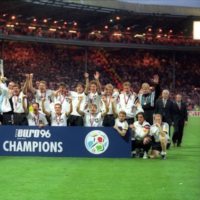 Deutschland feiert: Die Mannschaft ist Europameister 1996.