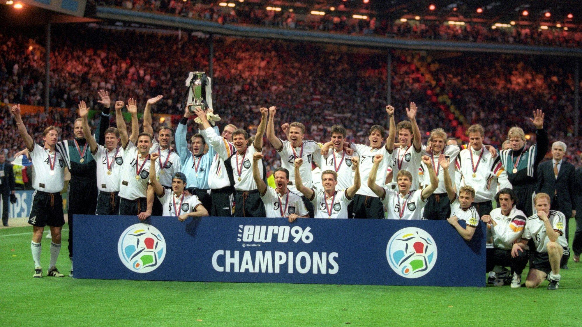 Deutschland feiert: Die Mannschaft ist Europameister 1996.