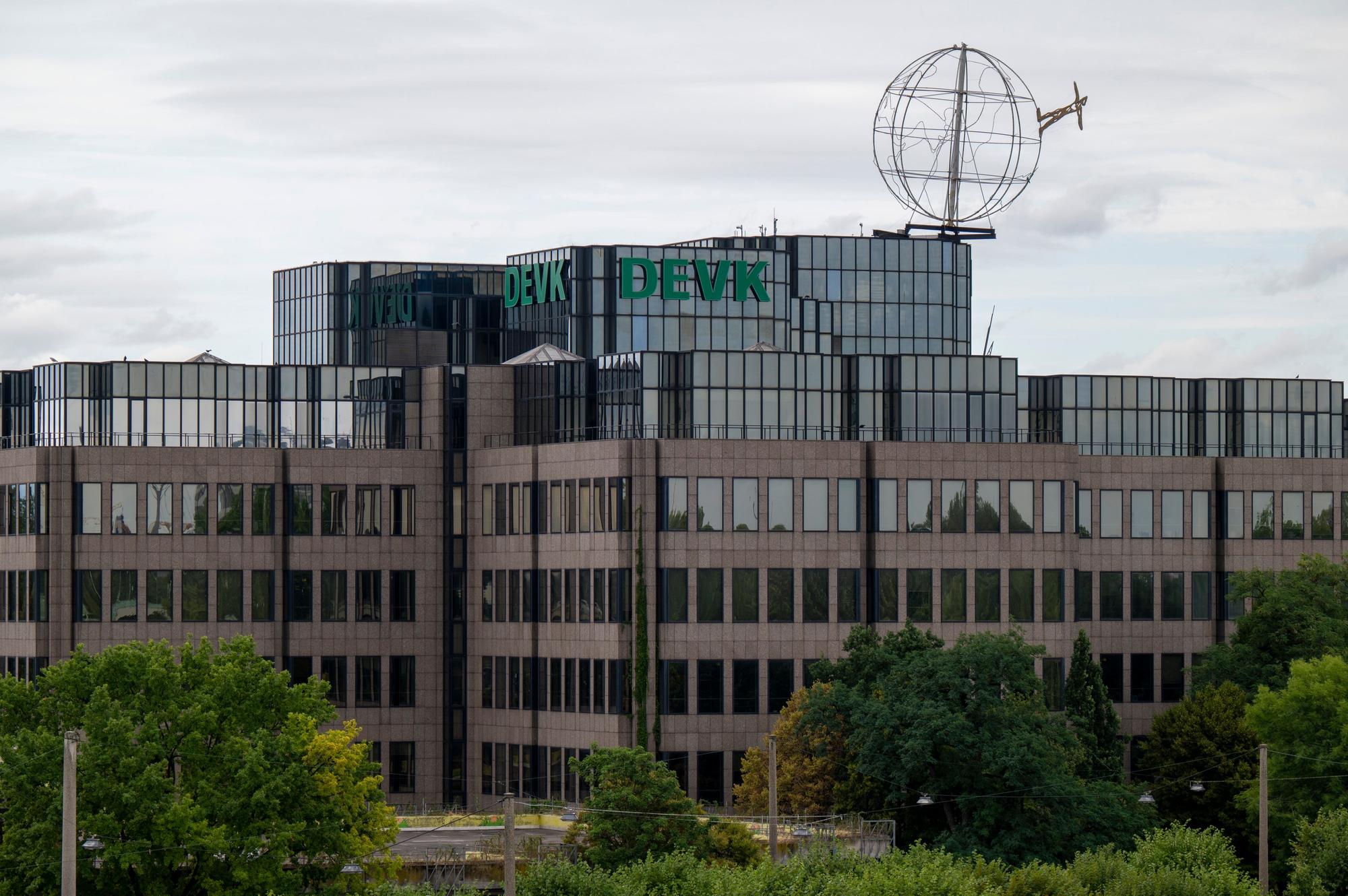 Das derzeitige Gebäude der DEVK steht am Rheinufer.