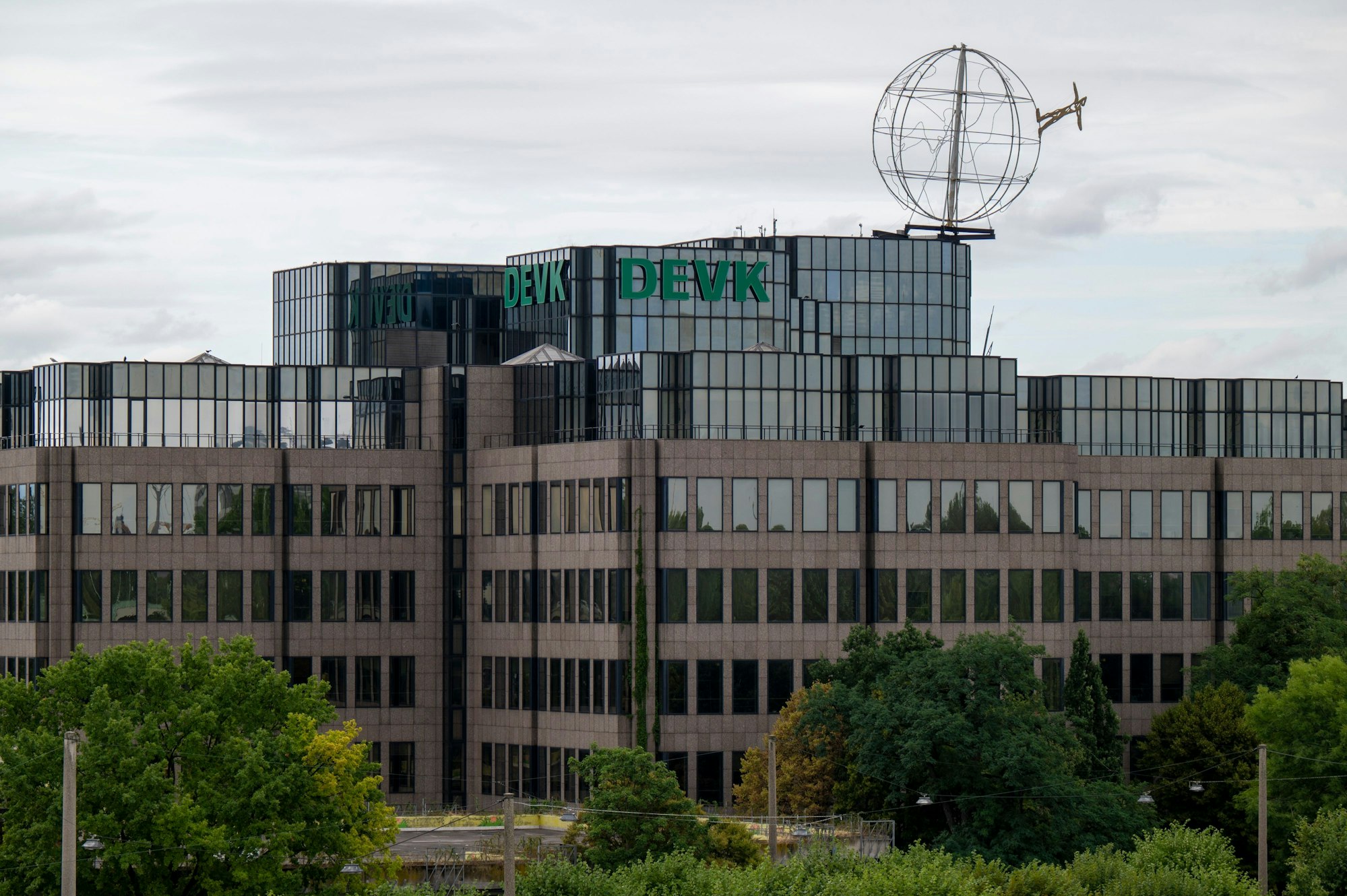 Das derzeitige Gebäude der DEVK steht am Rheinufer.