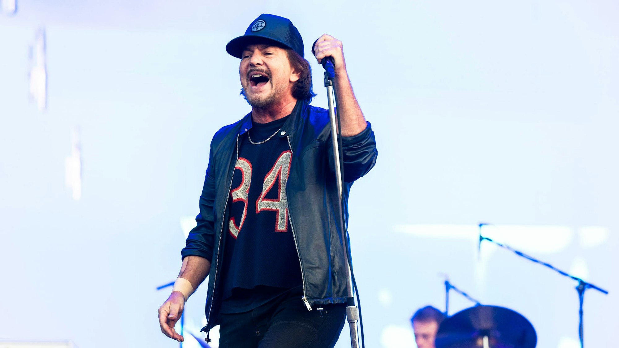 Eddie Vedder von Pearl Jam singt auf der Bühne im Mai 2024.