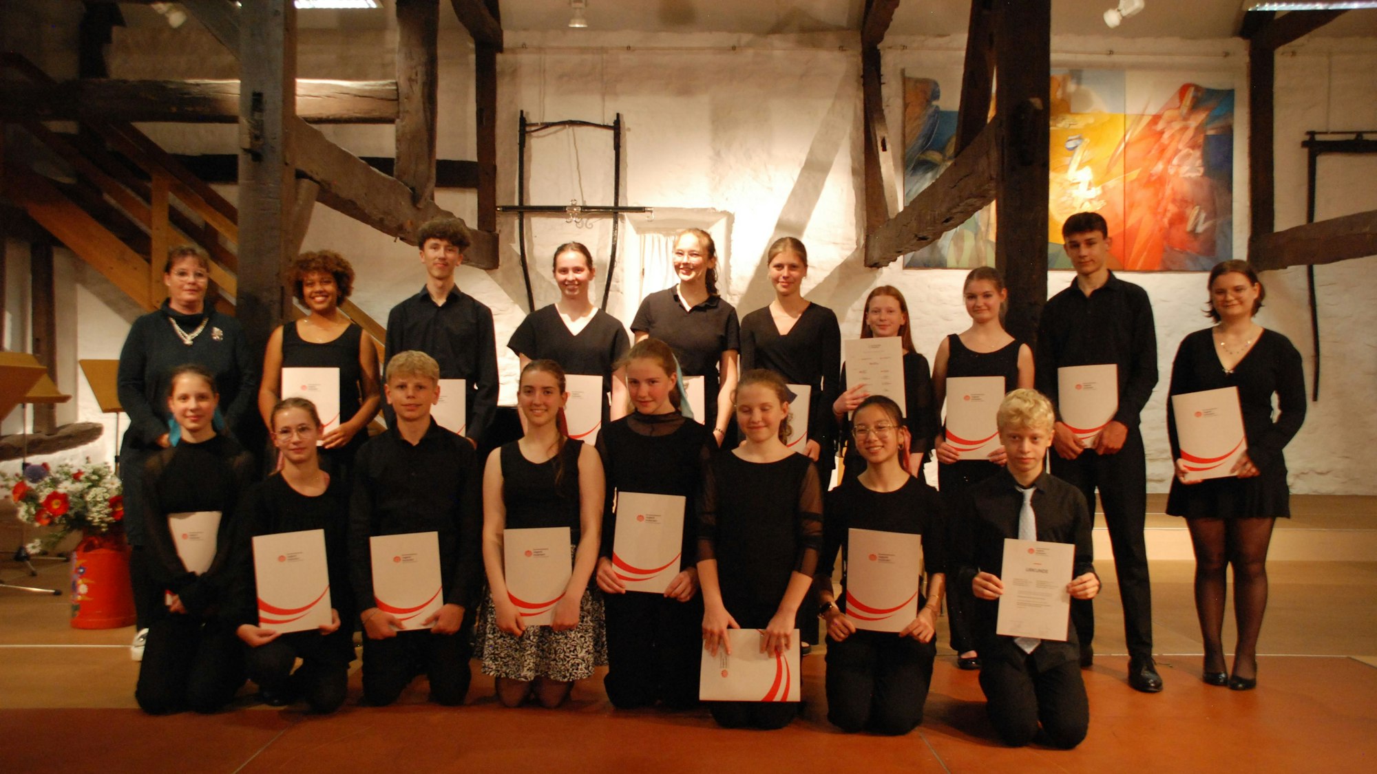 Für ein Foto posieren die Gewinner des Sonderpreises der Manfred-Vetter-Stiftung mit Urkunden in den Händen.