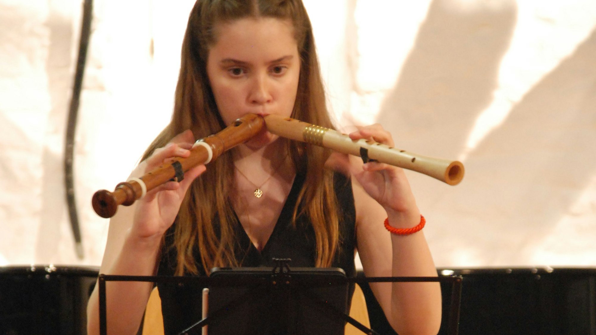 Theresia Volbers spielt auf zwei Blockflöten.