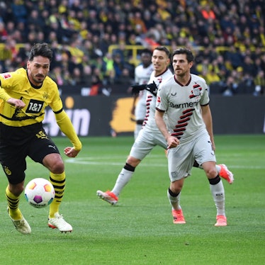 Bald zusammen im Bayer-Trikot? Jonas Hofmann (r.) und Mats Hummels - links Emre Can.