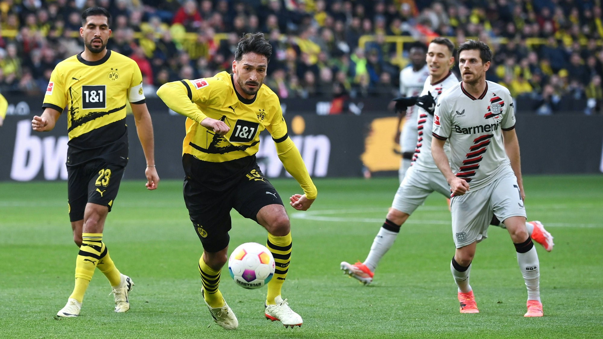 Bald zusammen im Bayer-Trikot? Jonas Hofmann (r.) und Mats Hummels - links Emre Can.