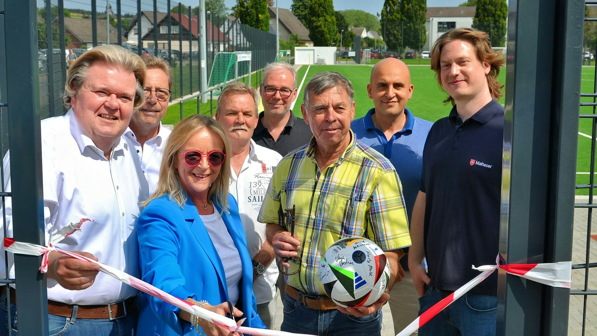 Bürgermeisterin Sabine Preiser-Marian, Klaus Voussem und Stefan Cremer geben den Platz offiziell frei.