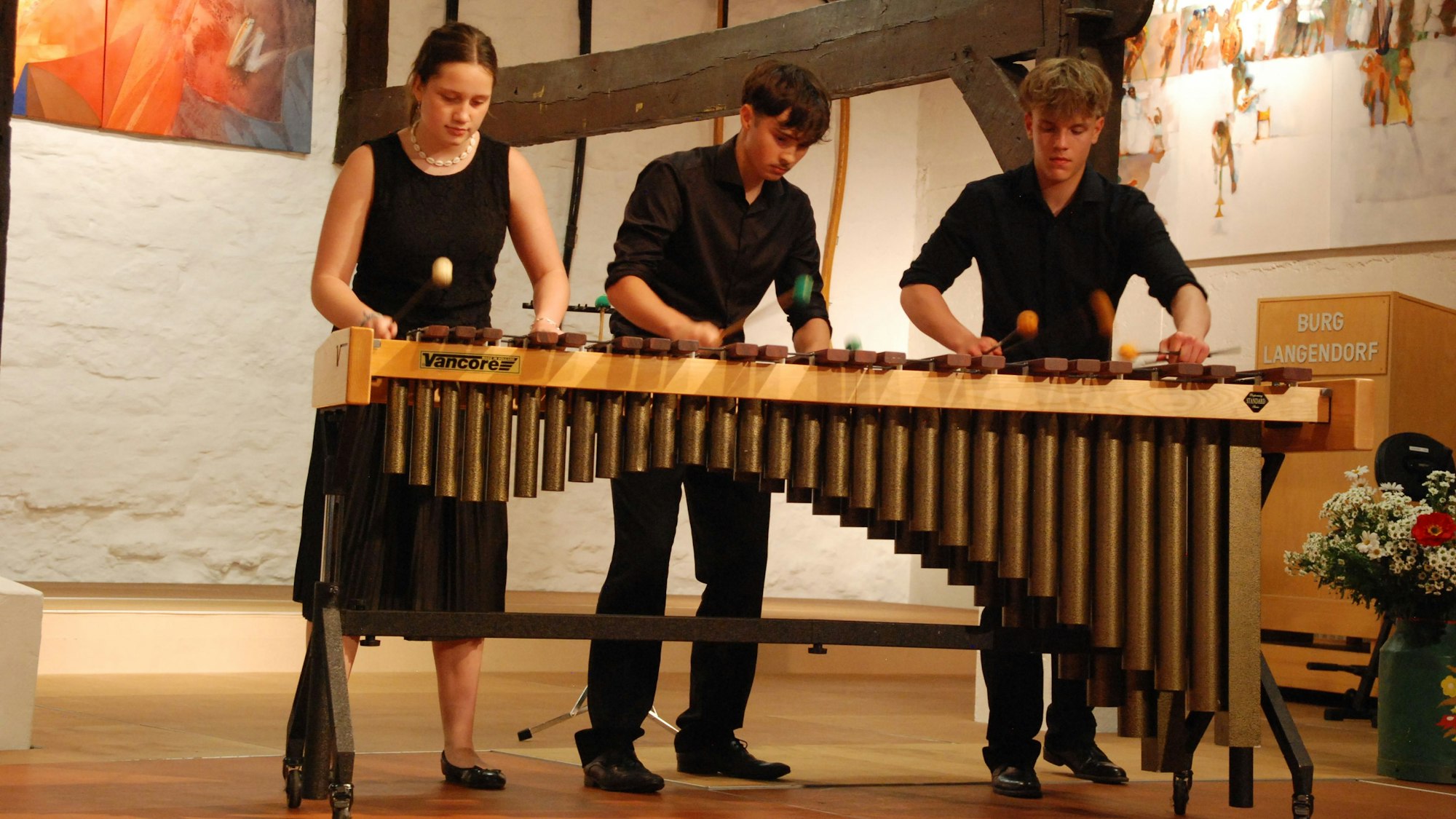 Luise Magdalena Böhm, Tammo David Hupfer und Jan Zimmer spielten in schwarzer Kleidung auf der Bühne zu dritt am Marimbaphon.