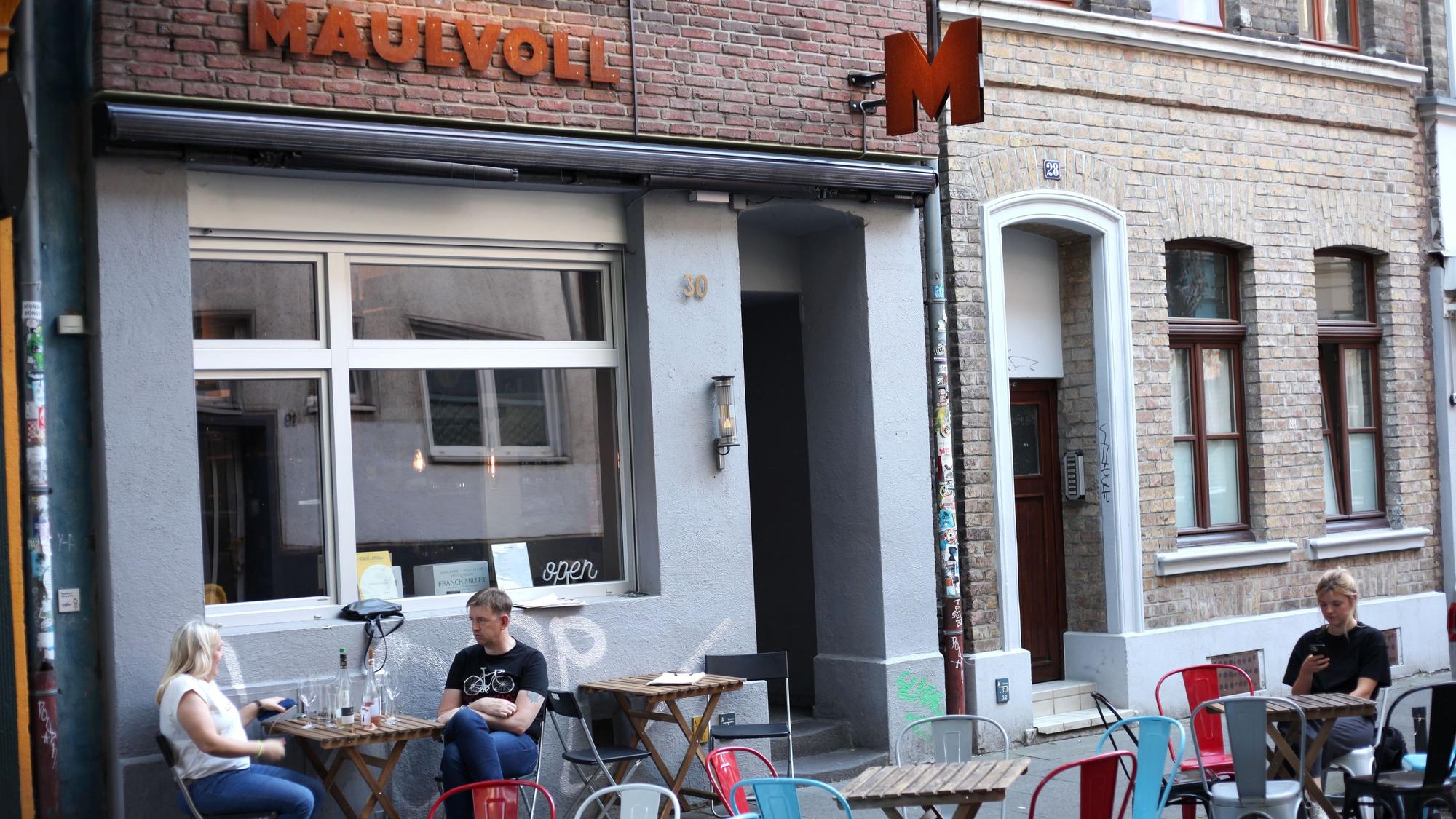 Auch draußen bietet die „Maulvoll Weinbar“ in der Kölner Südstadt Plätze zum Sitzen an