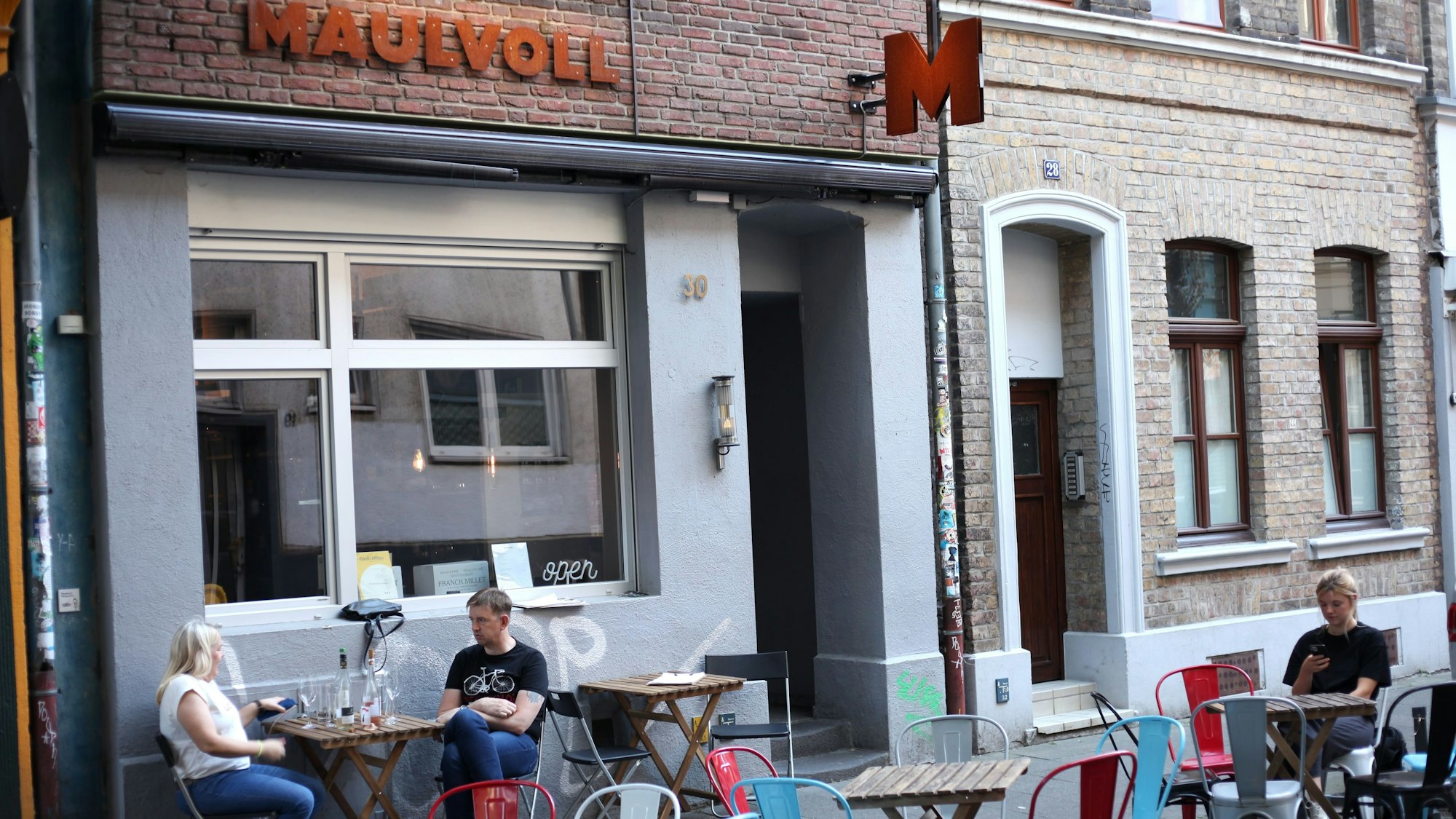 Auch draußen bietet die „Maulvoll Weinbar“ in der Kölner Südstadt Plätze zum Sitzen an