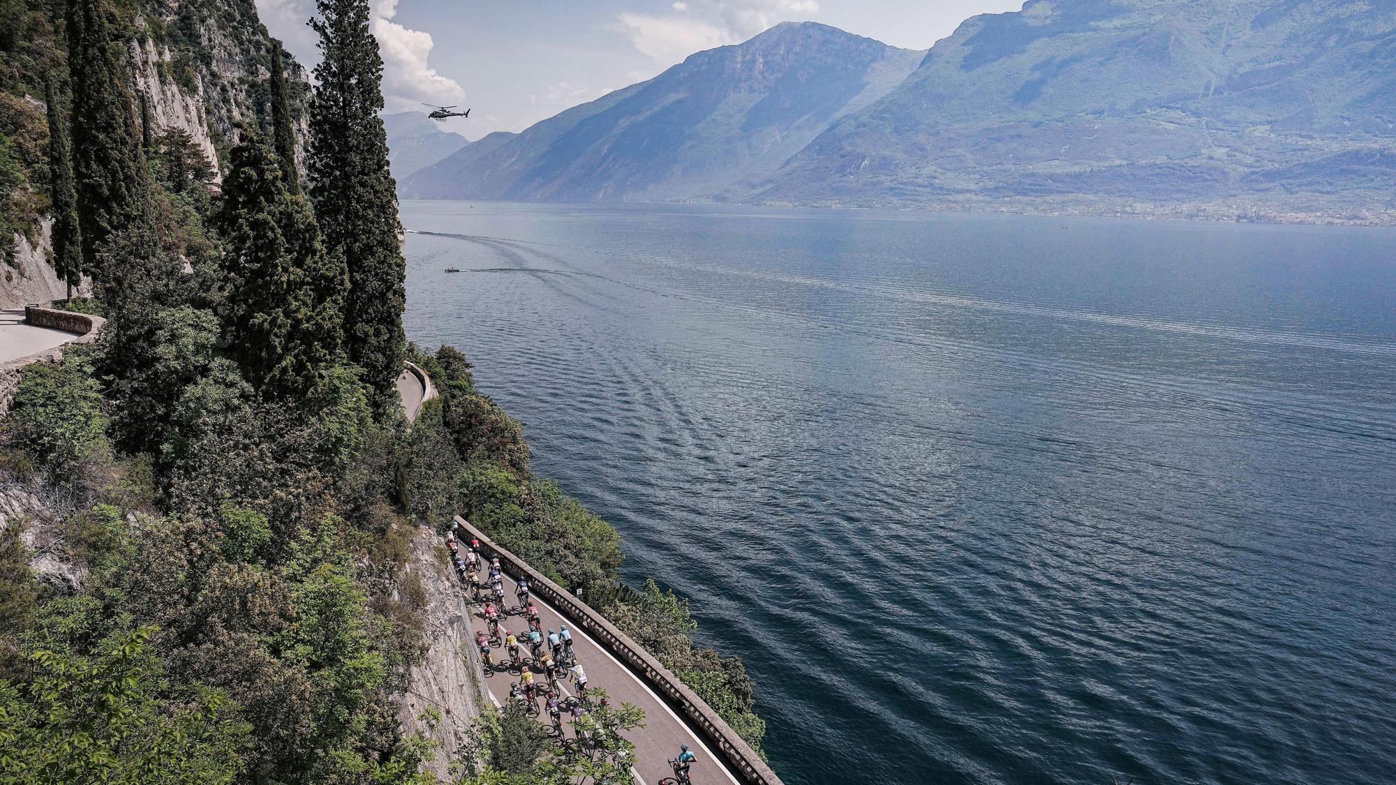 Eine Gruppe von Radfahrern bei der 16. Etappe des Giro d'Italia 2023 am Gardasee.