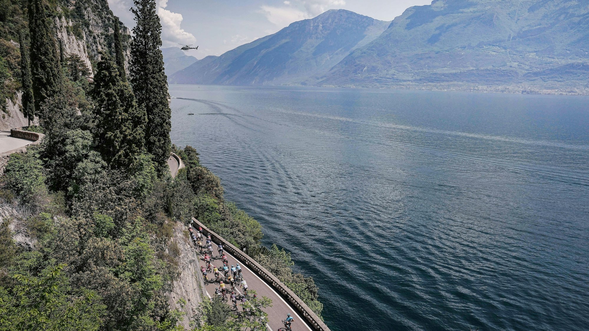 Eine Gruppe von Radfahrern bei der 16. Etappe des Giro d'Italia 2023 am Gardasee.