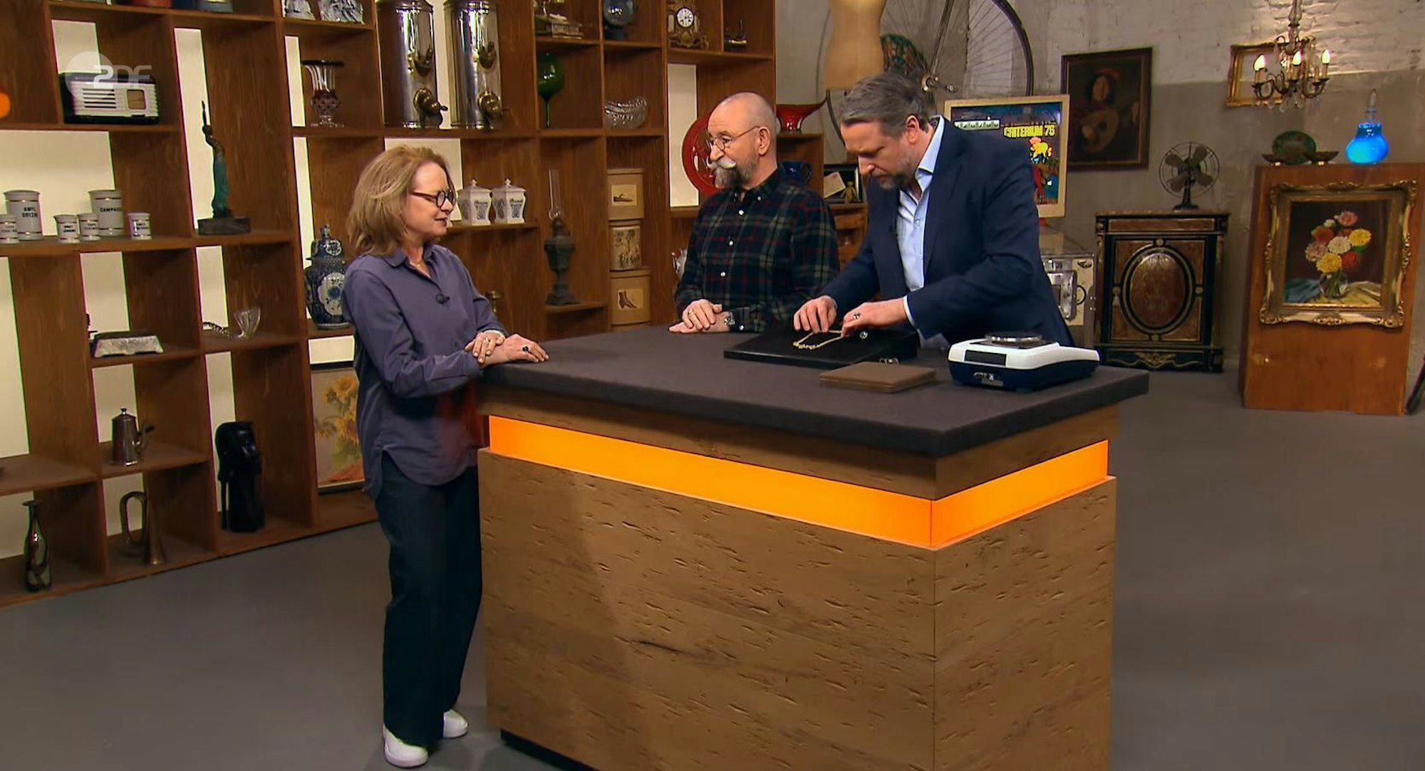 Verkäuferin Dorothea Schomber (v.l.) mit ZDF-Moderator Horst Lichter und Experte Patrick Lessmann bei Bares für Rares.