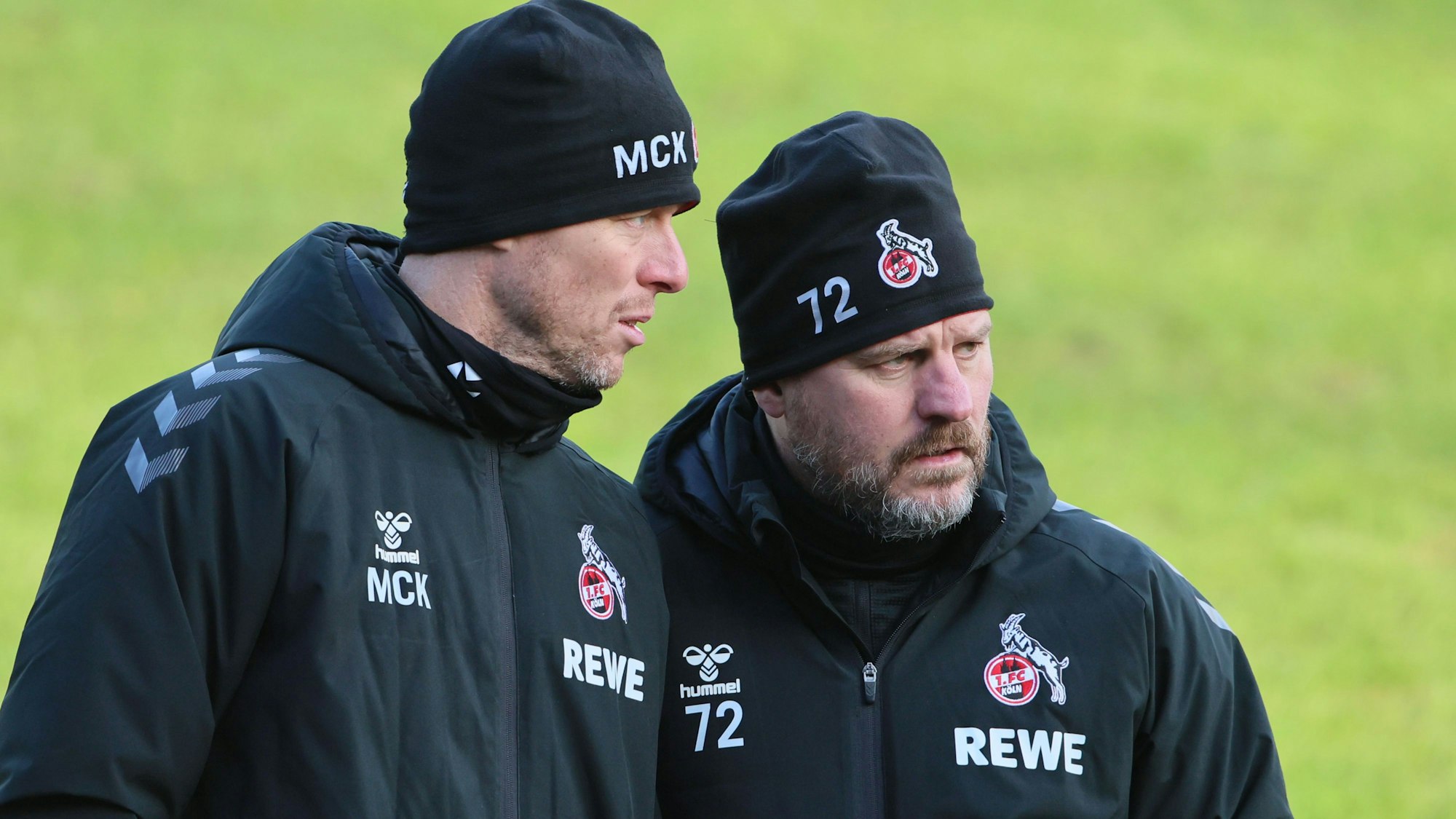 Beim Taining des 1. FC Köln im Jahr 2022: Kevin McKenna (l.) und Steffen Baumgart