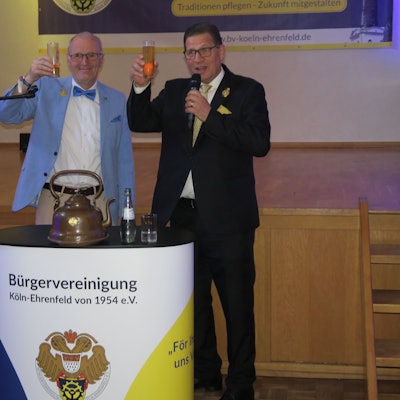 Ralf Heinen und Dieter Brühl (v.l.) stoßen auf 70 Jahre Bürgervereinigung Ehrenfeld an.