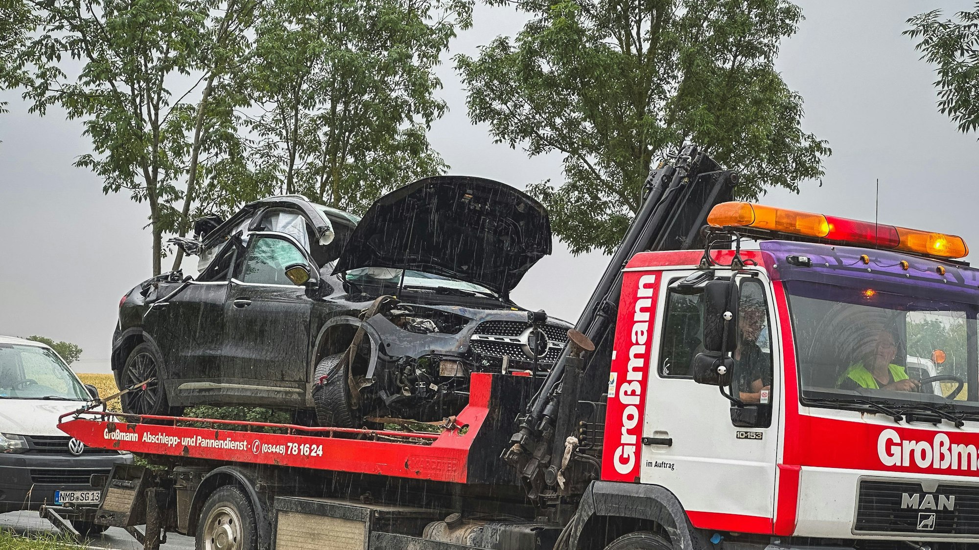 Ein Unfallwagen liegt auf einem Abschlepper.